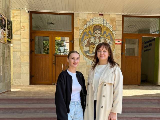 Гудз М.С. та Сулима О. біля Тернопільської загальноосвітньої школи №14 ім.Б.Лепкого
